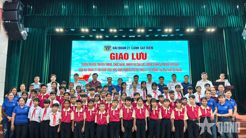 Cán bộ, chiến sĩ Hải đoàn 21 chụp ảnh lưu niệm cùng giáo viên, học sinh Trường Lý Tự Trọng.