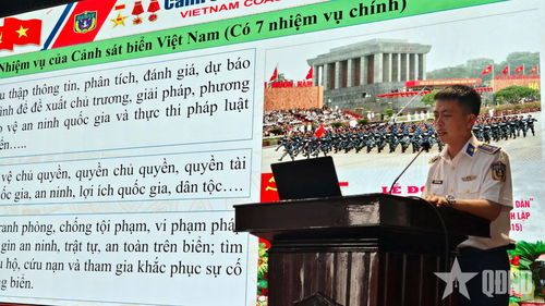 Đại úy Nguyễn Văn Mạnh, Chính trị viên phó Hải đội 212 giới thiệu chức năng, nhiệm vụ của Lực lượng Cảnh sát biển Việt Nam.