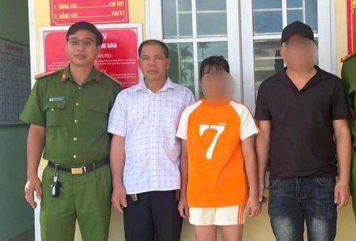 Chị T đoàn tụ với người thân sau hơn 1 ngày lạc trên núi Hải Vân.