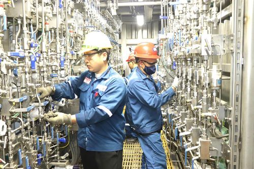 Kỹ sư kiểm tra trạm bơm thủy lực cao áp điều tiết đầu giếng cho tàu khai thác và chế biến tại Công ty Alpha ECC. ẢNH: QUANG VŨ