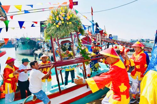  Kiệu rước Ông được cung nghinh lên bờ 