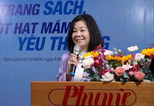 Tổng Biên tập Báo Phụ nữ TPHCM Lý Việt Trung phát biểu khai mạc vòng chung kết và trao giải cuộc thi. Ảnh: THÚY BÌNH