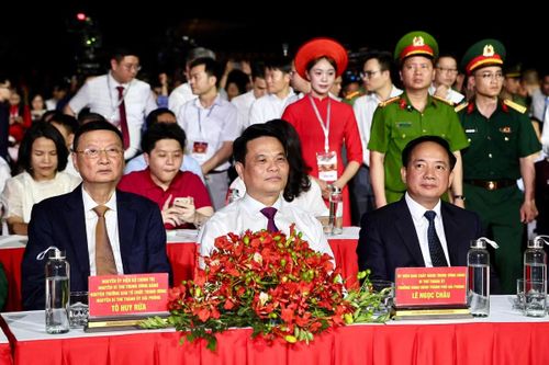 Các đại biểu dự lễ khai mạc