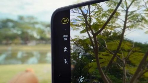 Điểm hấp dẫn của tính năng này nằm ở việc nó mang lại trải nghiệm chống rung gần giống sử dụng gimbal chuyên dụng, đặc biệt hữu ích khi quay vlog, du lịch, chạy bộ, đi xe hoặc ghi hình ngoài trời trong điều kiện chuyển động mạnh mà không cần mua thêm phụ kiện đắt tiền.