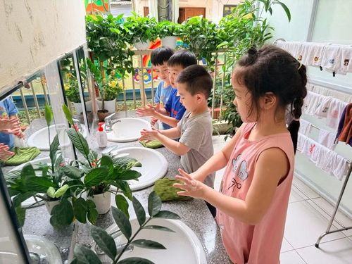 Trẻ rửa tay trước giờ ăn.