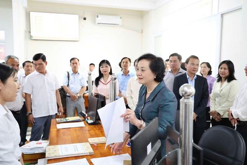 Phó Thủ tướng Phạm Thị Thanh Trà khảo sát Trung tâm Phục vụ hành chính công phường Vĩnh Tế, tỉnh An Giang. Ảnh: VGP.