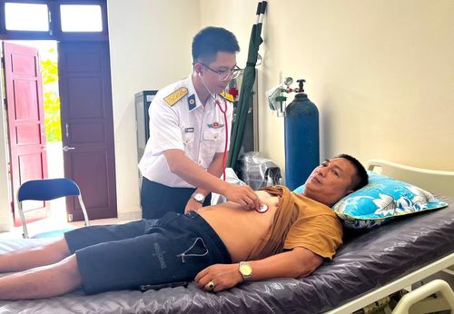 Ngư dân Lê Văn Điệp được Bệnh xá trưởng đảo Đá Tây A thăm khám