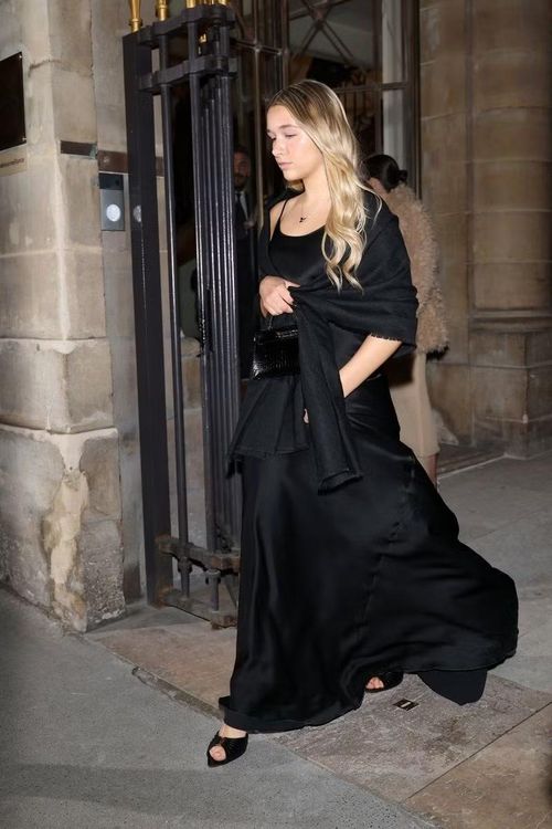 Những chiếc slip dress gắn liền với Harper Beckham trong vài năm gần đây. Con gái út nhà Beckham thường xuất hiện trong các thiết kế lụa hoặc chất liệu mềm rũ, dáng hai dây tối giản với độ dài midi hay chạm sàn. Harper nhiều lần lựa chọn các gam màu tinh tế như nâu chocolate, hồng dusty pink, xanh navy, đen hay xanh pastel, qua đó xây dựng hình ảnh một thiếu nữ chỉn chu, sang trọng nhưng vẫn trẻ trung trước công chúng.