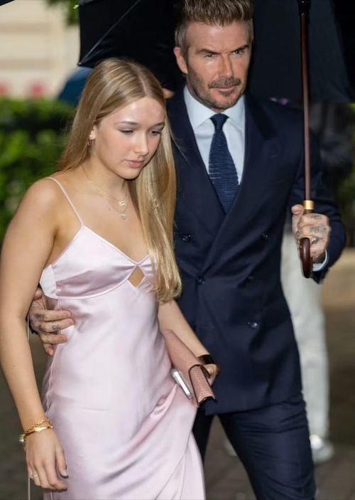 Một số bình luận trên Daily Mail còn đặt câu hỏi về cách nuôi dạy con của gia đình Beckham, cho rằng vợ chồng Vic đang vô tình biến con gái thành công cụ quảng bá hình ảnh và thương hiệu. “Không thể chỉ đơn giản được làm thiếu niên bình thường, mà phải kiếm tiền cho bố mẹ tham vọng”, một cư dân mạng viết.