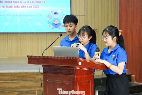 Các bạn trẻ ứng dụng lý thuyết vào thực hành các kỹ năng an toàn trên không gian mạng.