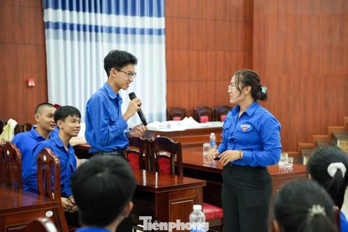 Các bạn trẻ tương tác với chuyên gia thông qua các trò chơi, hoạt động hỏi đáp.