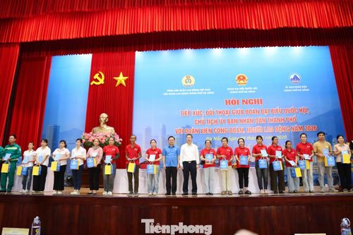 Trao tặng 100 suất quà, mỗi suất 1,3 triệu đồng và 10 Mái ấm công đoàn cho đoàn viên, người lao động có hoàn cảnh khó khăn.
