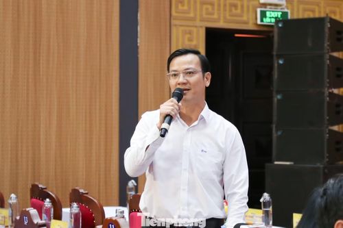 Phó Giám đốc Sở Xây dựng Lê Văn Tuấn giải đáp kiến nghị của người lao động.