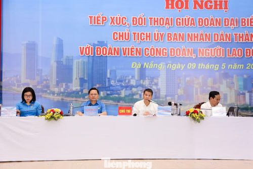 Chủ tịch Tổng LĐLĐ Việt Nam Nguyễn Anh Tuấn và Chủ tịch UBND TP. Đà Nẵng Nguyễn Mạnh Hùng chủ trì đối thoại với công nhân, người lao động. Ảnh: Giang Thanh