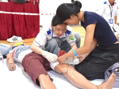 Sinh viên thực tập tham gia sơ cứu vết thương.