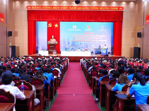 Quang cảnh Hội nghị tiếp xúc, đối thoại giữa Đoàn đại biểu Quốc hội, Chủ tịch UBND thành phố với đoàn viên công đoàn, người lao động Đà Nẵng năm 2026.