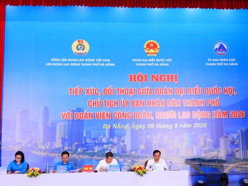 Chủ tịch Tổng LĐLĐVN Nguyễn Anh Tuấn (thứ 2, trái qua), Chủ tịch UBND TP. Đà Nẵng Nguyễn Mạnh Hùng (thứ 2, phải qua) cùng đại diện Đoàn đại biểu Quốc hội Đà Nẵng, Liên đoàn Lao động thành phố đồng chủ trì hội nghị.