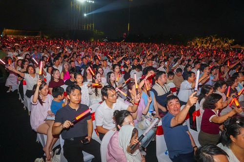 Đông đảo nhân dân và du khách tham dự chương trình 