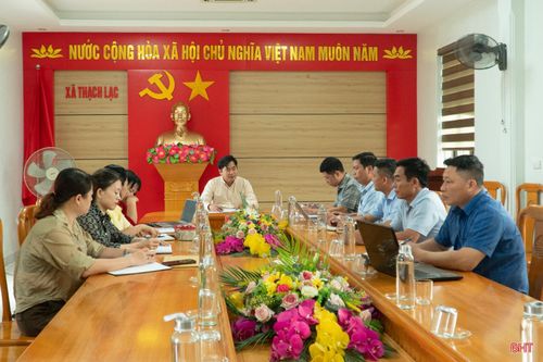 Lãnh đạo UBND xã Thạch Lạc nghe báo cáo về công tác hoàn thiện và triển khai hệ thống KPI