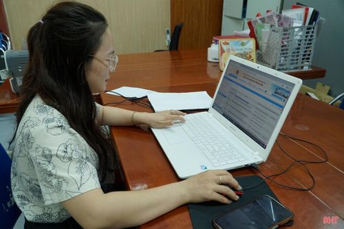 Cán bộ UBND xã Đông Kinh làm quen với hệ thống đánh giá KPI