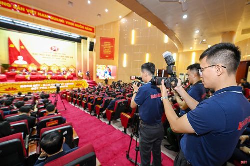 Phóng viên Báo và phát thanh, truyền hình Hà Tĩnh tác nghiệp tại Đại hội Đảng bộ tỉnh lần thứ XX. Ảnh: Huy Tùng