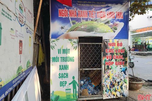 Thùng đựng pin thải từng được lắp đặt tại "Ngôi nhà xanh" tổ dân phố 9, phường Trần Phú cũ, nay là phường Thành Sen đã bị tháo bỏ.