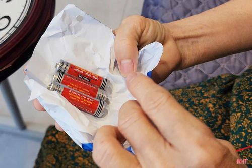 Bà Trần Thị Phương tự thu gom pin đã qua sử dụng và lưu giữ trong nhà.
