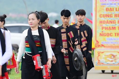 Nghi lễ gồm rước Quốc kỳ, cờ hội, đội kiệu, chủ tế và quan viên... hòa trong tiếng trống, tiếng chiêng làm cho không khí lễ hội thêm náo nức.