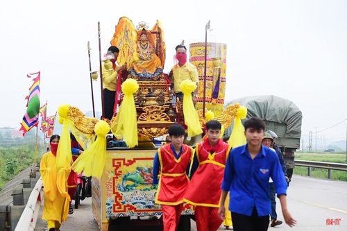 Nét đặc trưng của lễ rước là tượng Thánh Mẫu Phạm Thị Ngọc Trần được rước từ đền Thánh Mẫu đến đền Đức Vua Thủy Phủ (hay còn được biết đến là Thủy Quốc Linh Từ).