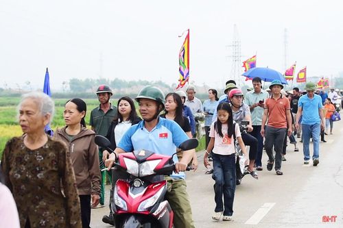 Lễ rước thu hút đông đảo Nhân dân phường Bắc Hồng Lĩnh và du khách thập phương tham gia.