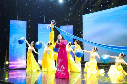Sáng tác “Núi Hồng, sông Lam” (thơ Xuân Hoài - nhạc Quốc Việt) do NSƯT Tố Nga và tốp múa Nhà hát Nghệ thuật truyền thống Hà Tĩnh biểu diễn.