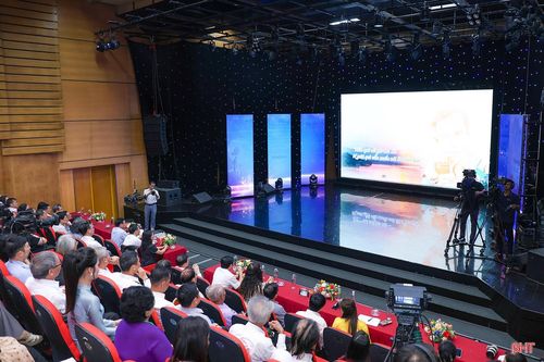 Đại biểu theo dõi phóng sự về cuộc đời, sự nghiệp của nhà thơ Xuân Hoài.
