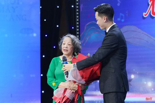 Bà Ngô Thị Thước chia sẻ những kỷ niệm về chồng mình - nhà thơ Xuân Hoài.