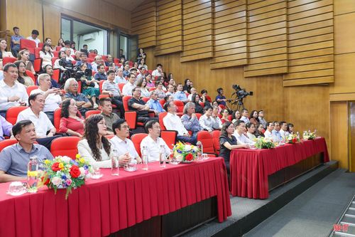 Đại biểu tham dự chương trình.