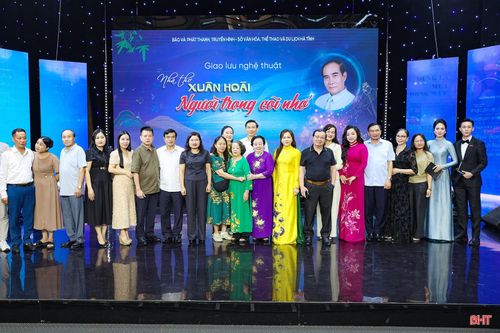Các đại biểu chụp ảnh lưu niệm tại chương trình.