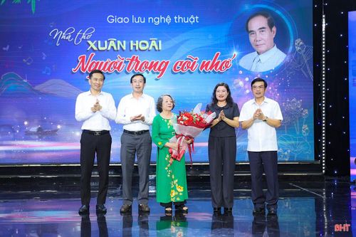 Phó Chủ tịch UBND tỉnh Nguyễn Thị Nguyệt; nguyên Phó Chủ tịch Thường trực UBND tỉnh Đặng Quốc Vinh; Giám đốc Báo và phát thanh, truyền hình Hà Tĩnh Nghiêm Sỹ Đống; Giám đốc Sở VH-TT&DL Nguyễn Viết Trường tặng hoa cho bà Ngô Thị Thước - vợ của cố nhà thơ Xuân Hoài.