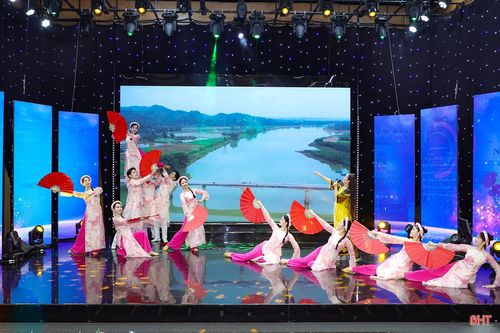 Tiết mục lẩy Kiều, xẩm Kiều "Con đường về bến Tam Soa" (thơ Xuân Hoài) do NSND Hồng Lựu và tốp múa Nhà hát Nghệ thuật truyền thống Hà Tĩnh biểu diễn.