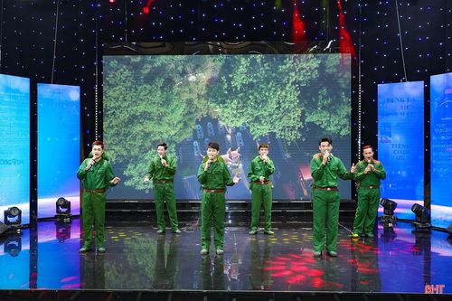 Tác phẩm “Những ngôi sao” (thơ Xuân Hoài - nhạc NS.NSƯT Quốc Nam) do tốp nam Nhà hát Nghệ thuật truyền thống Hà Tĩnh biểu diễn.