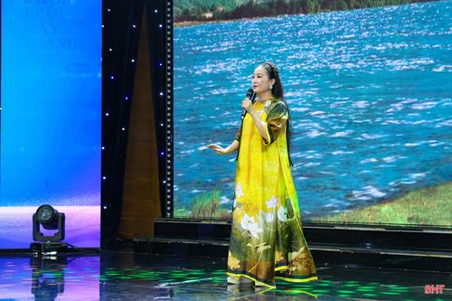 Ngâm thơ Trung và làn điệu Tứ hoa "Trước sông quê" (thơ: Xuân Hoài) do NSND Hồng Lựu chuyển thể và biểu diễn.