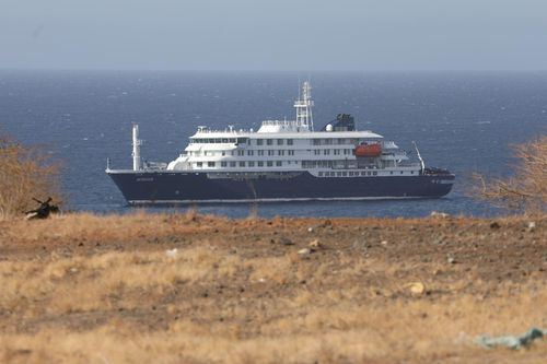Tàu du lịch MV Hondius, nơi xuất hiện các ca nhiễm virus gây chết người Hanta, neo ngoài khơi Cabo Verde ngày 4/5/2026. Ảnh: THX/TTXVN