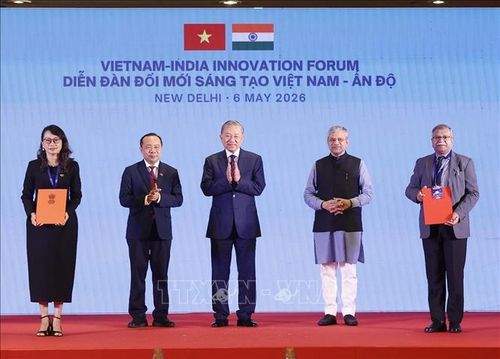 Tổng Bí thư, Chủ tịch nước Tô Lâm chứng kiến trao các văn kiện, thỏa thuận hợp tác giữa 2 nước. Ảnh: Thống Nhất/TTXVN