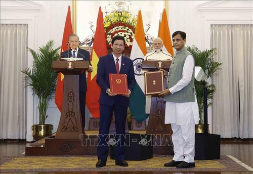 Tổng Bí thư, Chủ tịch nước Tô Lâm và Thủ tướng Ấn Độ Narendra Modi chứng kiến trao các văn kiện hợp tác giữa hai nước. Ảnh: Thống Nhất/TTXVN