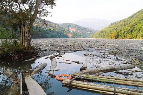 Khu vực bến thuyền trên sông Nậm Nơn bị bỏ hoang do rác, gỗ bủa vây; thuyền, bè, xuồng máy không thể cập bến bởi rác, gỗ, cành cây... phủ kín mặt sông, cản trở luồng tuyến giao thông.