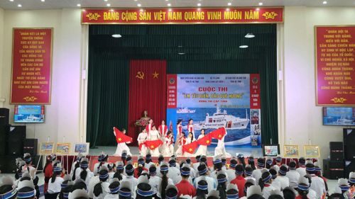 Tiết mục văn nghệ chào mừng tại cuộc thi. Ảnh: Văn Thiệu