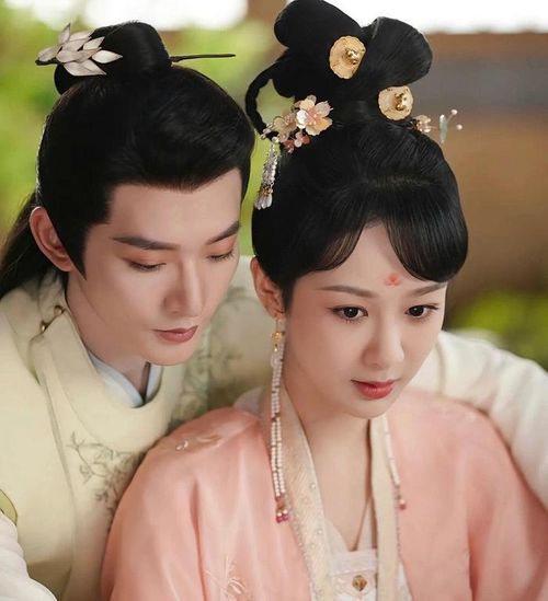 Đặng Vi trong vai Đồ Sơn Cảnh mang đến cảm giác ấm áp và an toàn tuyệt đối. Khi diễn cùng Dương Tử, nam diễn viên tạo nên những tầng cảm xúc nhẹ nhàng nhưng rất sâu sắc. Đặc biệt, cảnh hôn chia ly của cả hai từng khiến khán giả bật khóc vì quá cảm động. Trong khi đó, những đoạn hậu trường vui vẻ và đáng yêu ngoài đời lại tạo ra sự tương phản thú vị, khiến người hâm mộ càng thêm yêu thích cặp đôi này.