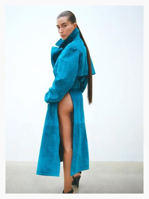 Hailey Bieber gây chú ý khi khoác lên mình chiếc trench coat da lộn màu xanh baby. Ảnh: Alaïa