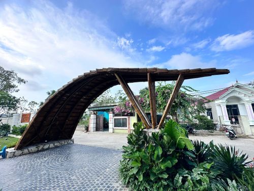 Cổng chào được thiết kế với dáng dấp một chiếc mui thuyền, hình ảnh quen thuộc của làng chài.