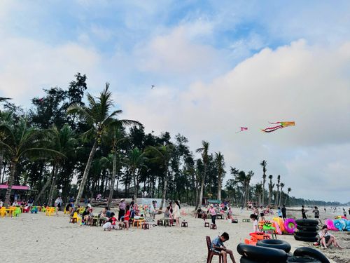 Làng chài Đại Hùng nhộn nhịp hơn vào dịp hè nhờ có những khu nghỉ dưỡng mới xuất hiện