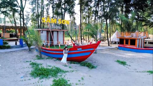 Hình ảnh con thuyền nơi làng chài được thiết kế thành một điểm check in ấn tượng cho du khách.
