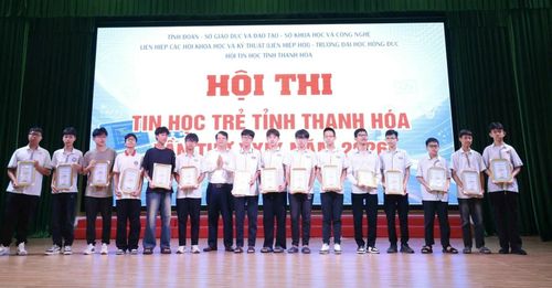 Trao giải Nhì Bảng B cho các em học sinh khối THCS.